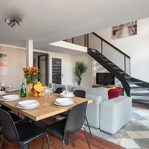 Spacious Near Karlin Square Apartment Prag